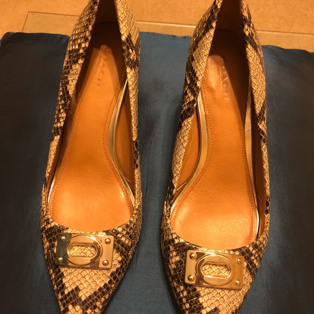 Coach pumps